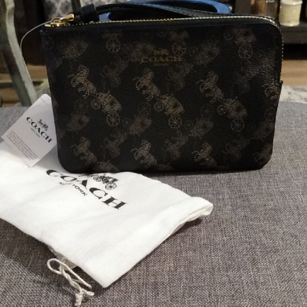 NWT Coach Corner Zip Wristlet W/Horse And Carriage Print